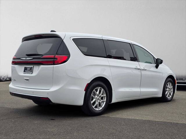 Used 2025 Chrysler Pacifica Select FWD image 3