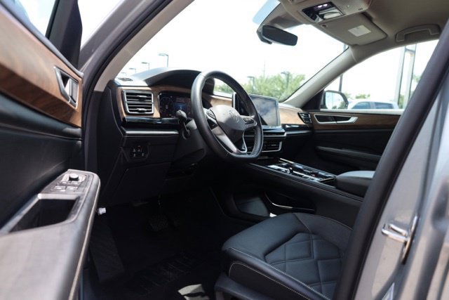 Used 2024 Volkswagen Atlas SE AWD/4WD image 16