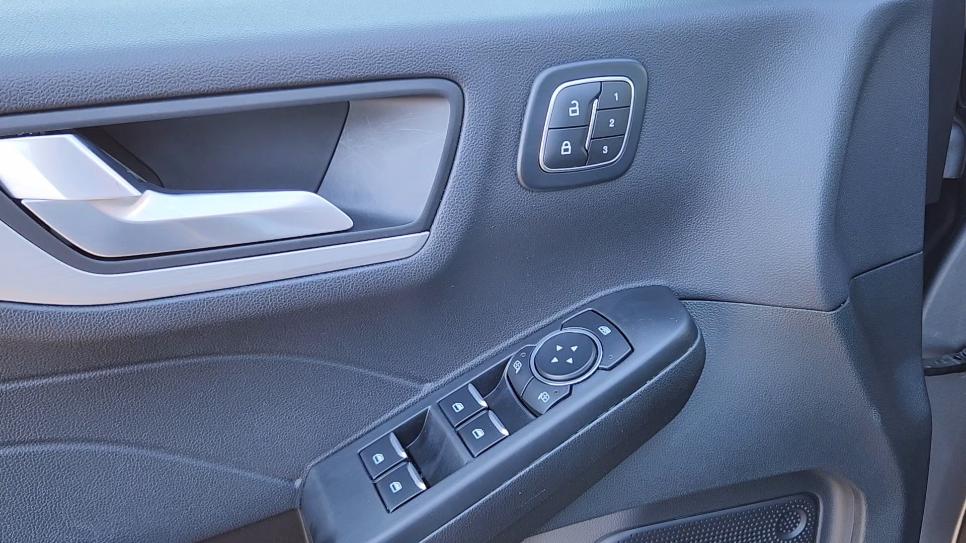Certified 2025 Ford Escape Platinum AWD/4WD image 8