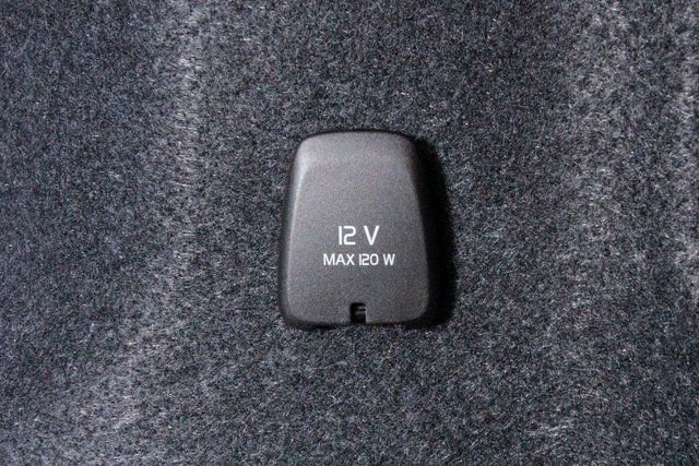 Certified 2025 Volvo XC40 B5 Plus image 36