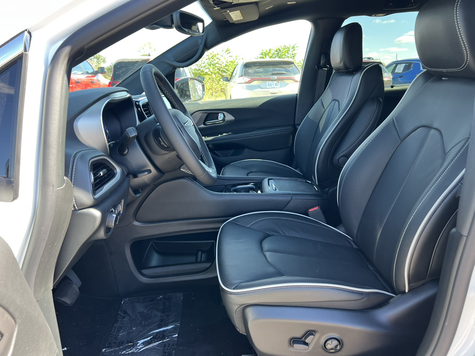 New 2027 Chrysler Pacifica Limited AWD/4WD image 4