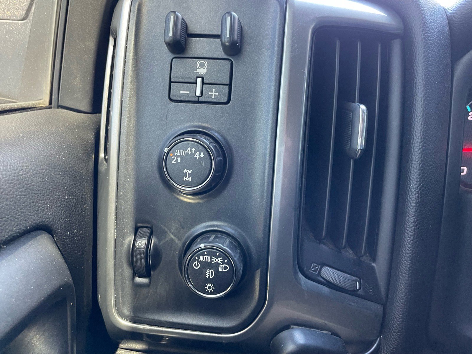 Used 2017 Chevrolet Silverado 1500 LT w/ All Star Edition AWD/4WD image 10