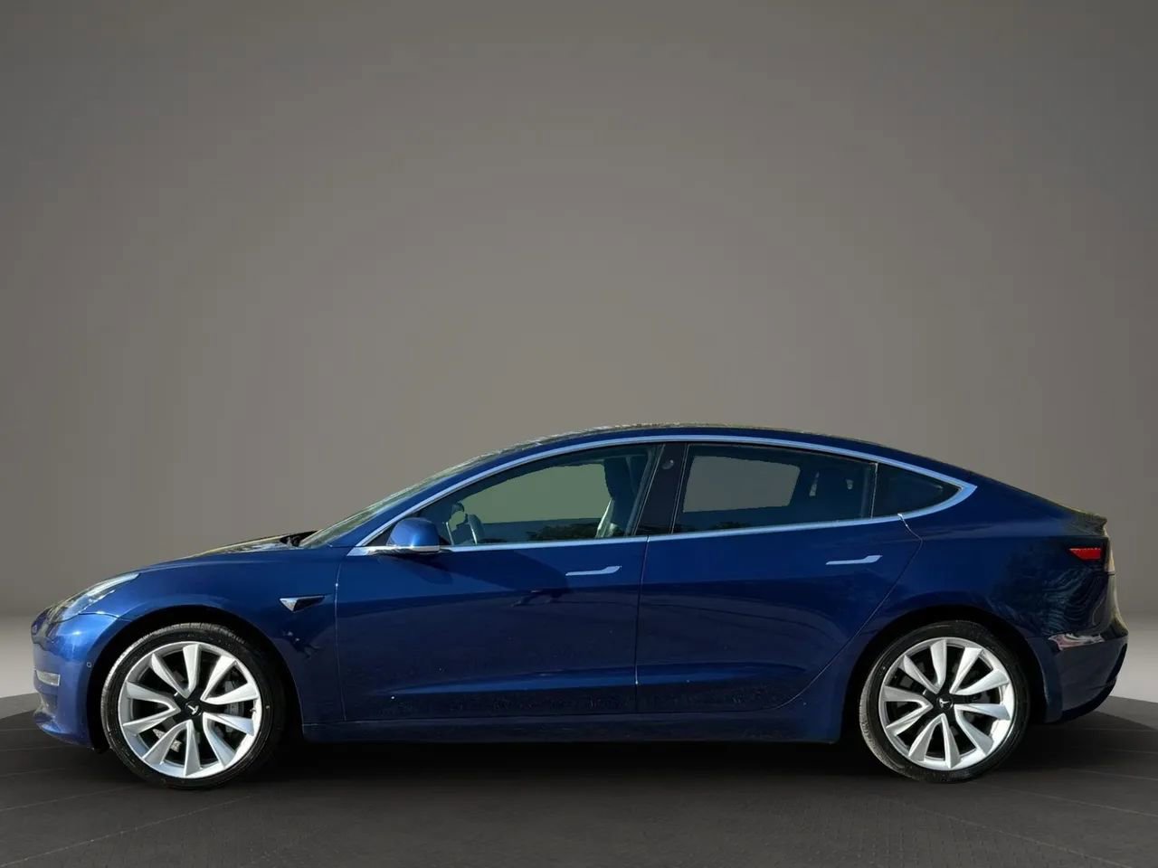 Used 2018 Tesla Model 3 Mid Range image 10