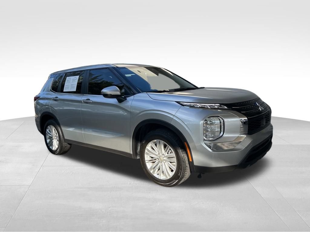 Used 2024 Mitsubishi Outlander ES image 2