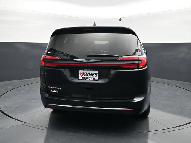 Used 2023 Chrysler Pacifica Touring-L FWD image 7