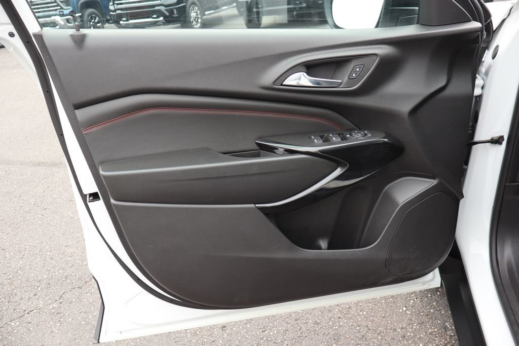 Used 2024 Chevrolet Trax RS w/ Sunroof Package FWD image 4