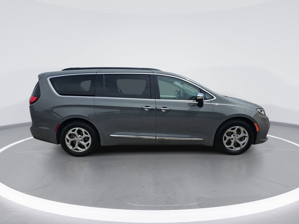 Used 2023 Chrysler Pacifica Limited FWD image 2