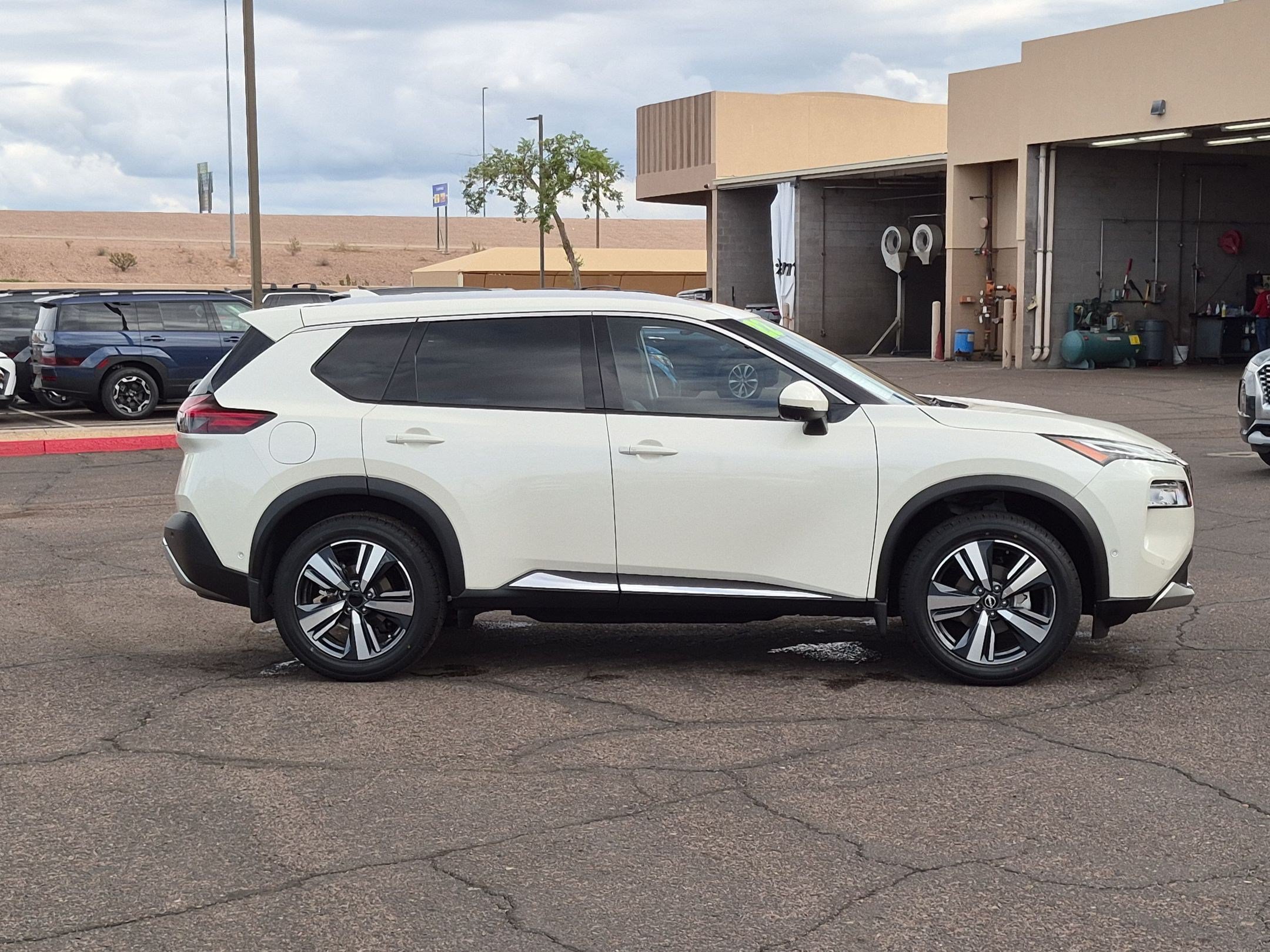 Used 2022 Nissan Rogue Platinum w/ Head-Up Display Package FWD image 4