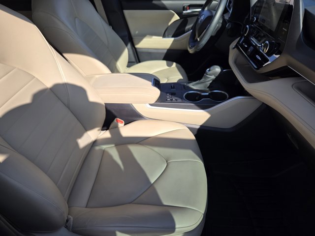 Used 2023 Toyota Highlander XLE image 12