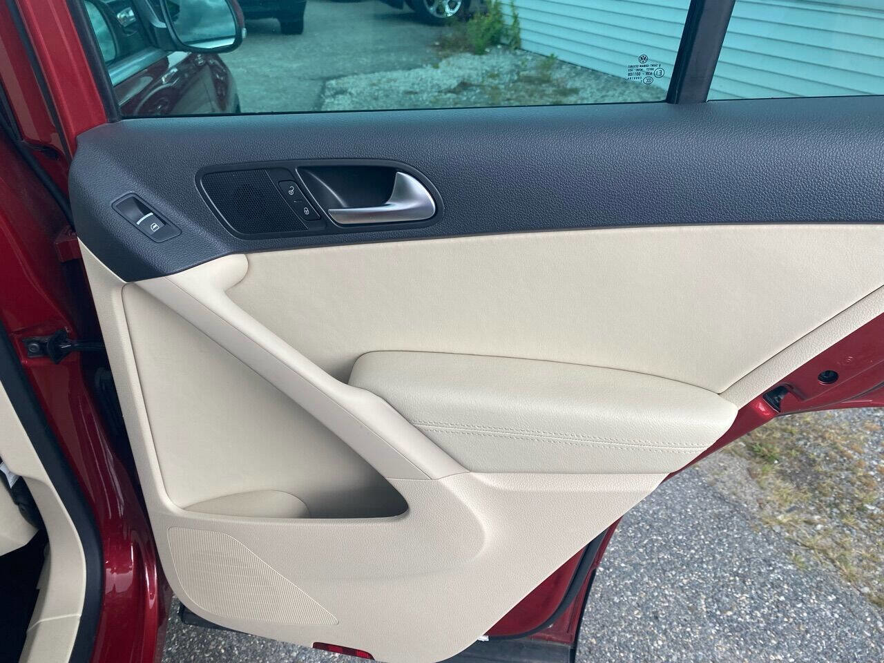 Used 2013 Volkswagen Tiguan SE image 17