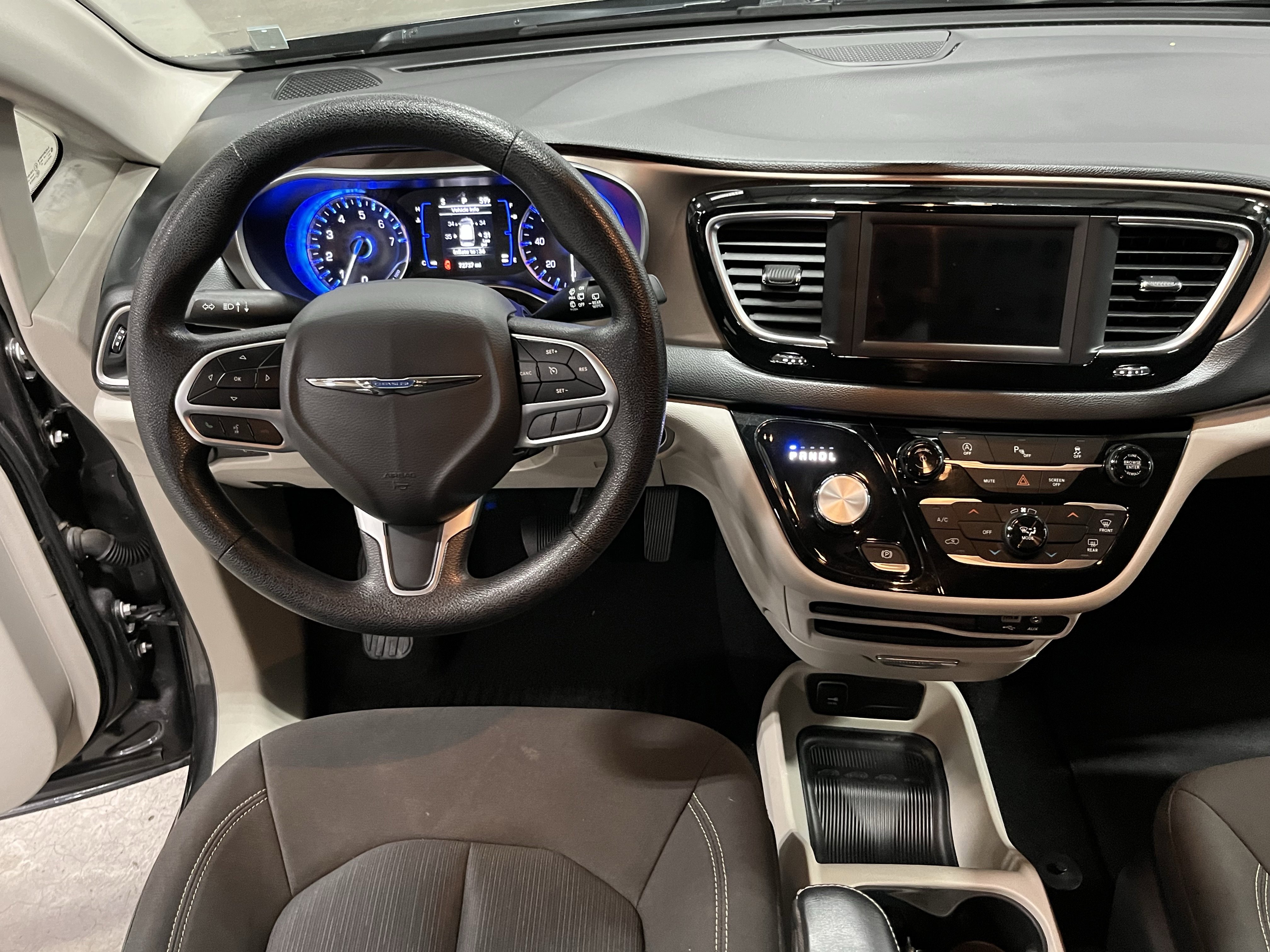 Used 2020 Chrysler Voyager L image 11