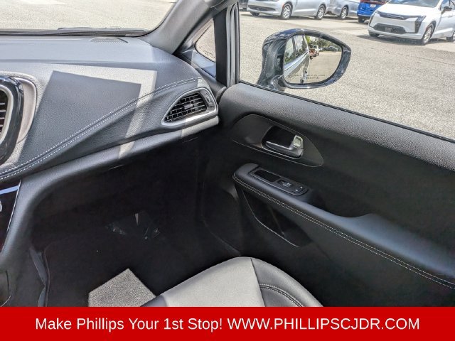 Used 2025 Chrysler Pacifica Select FWD image 16