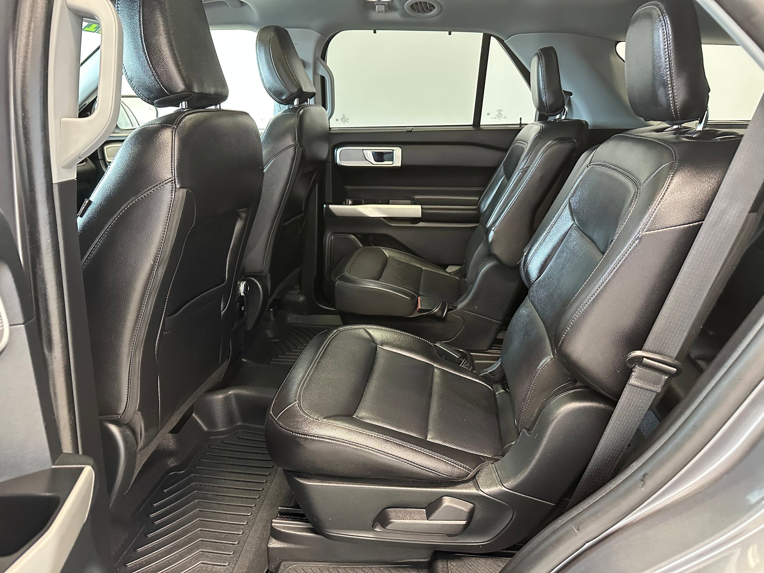 Used 2021 Ford Explorer Limited w/ Equipment Group 301A AWD/4WD image 13