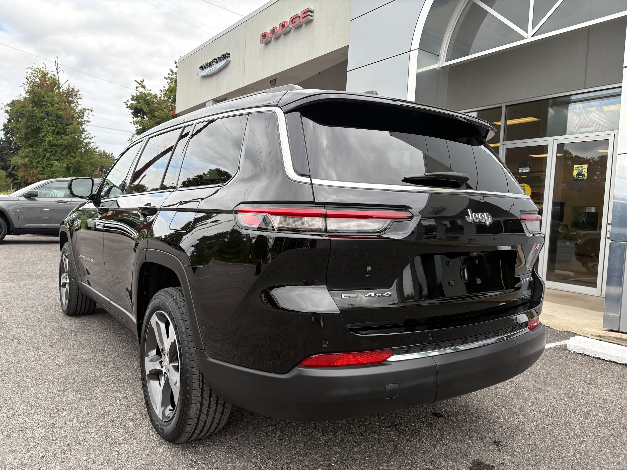 Used 2023 Jeep Grand Cherokee L Limited AWD/4WD image 9