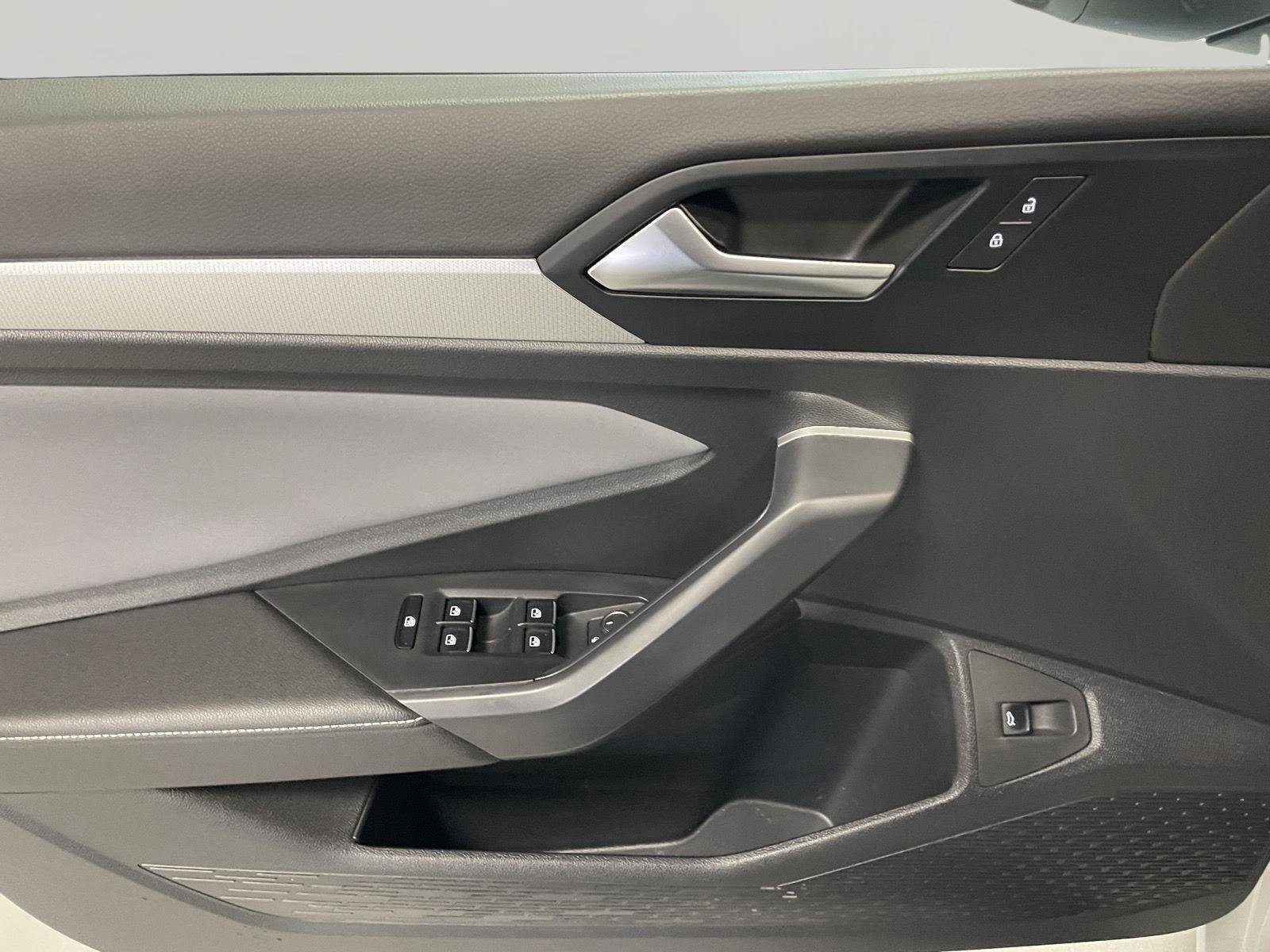 Used 2025 Volkswagen Jetta SE w/ Sunroof Package image 21