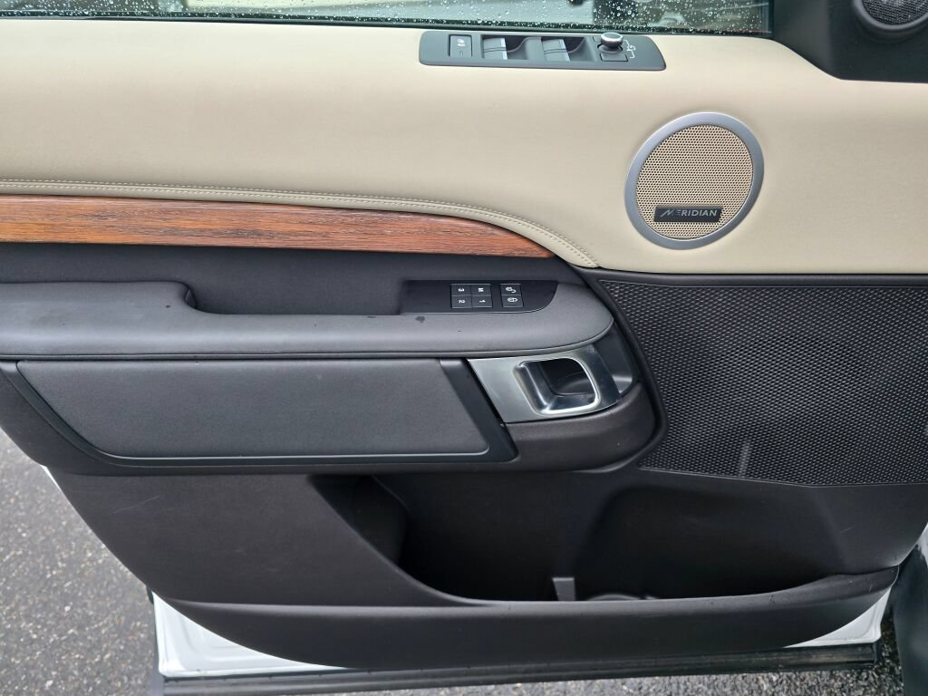 Used 2018 Land Rover Discovery HSE AWD/4WD image 18