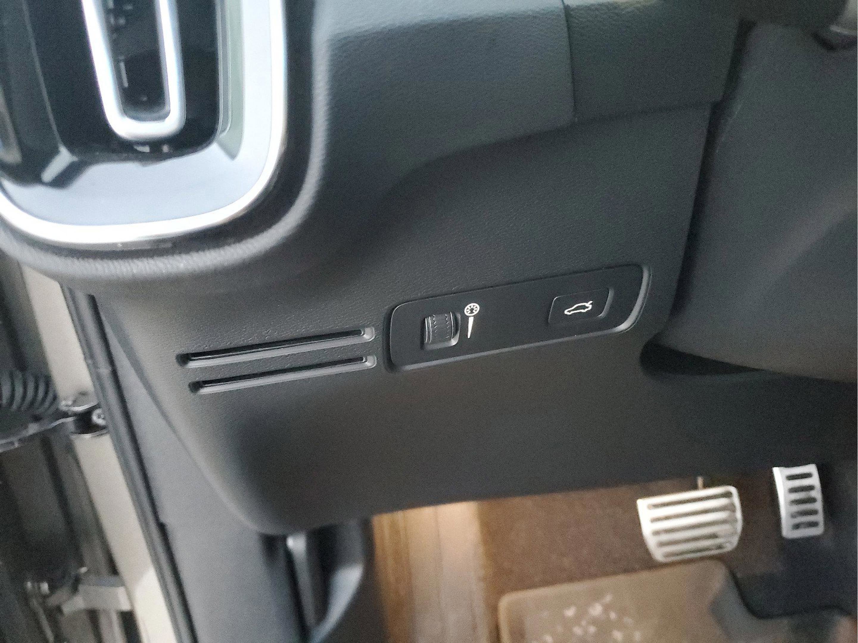 Used 2022 Volvo XC40 T5 R-Design w/ Advanced Package image 31