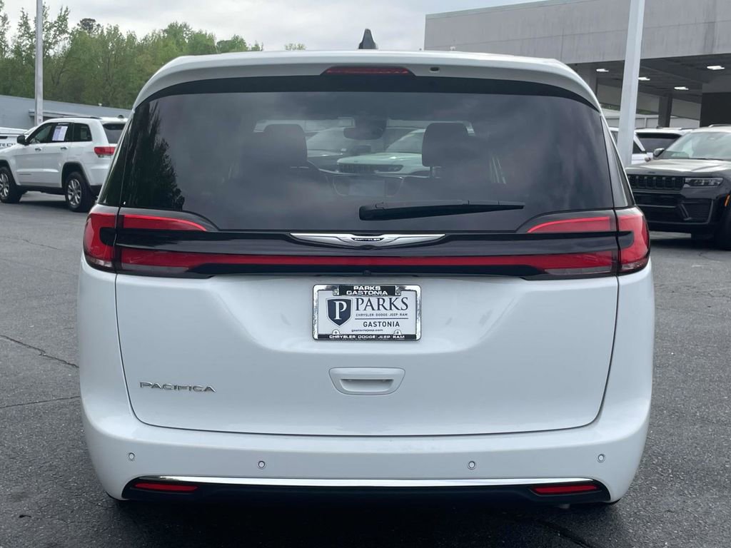 Used 2024 Chrysler Pacifica Touring-L image 8