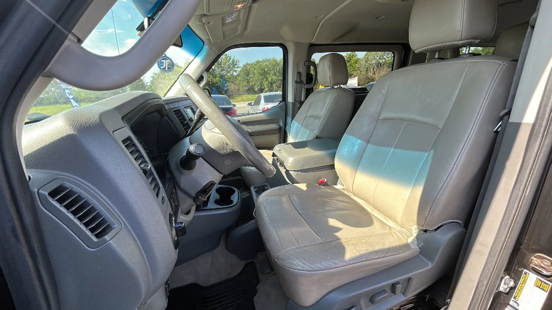 Used 2014 Nissan NV 3500 SL w/ Technology Package RWD image 2