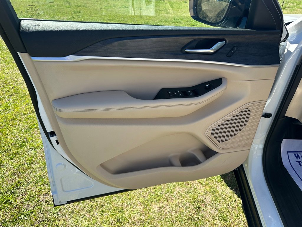 Used 2023 Jeep Grand Cherokee Limited image 11