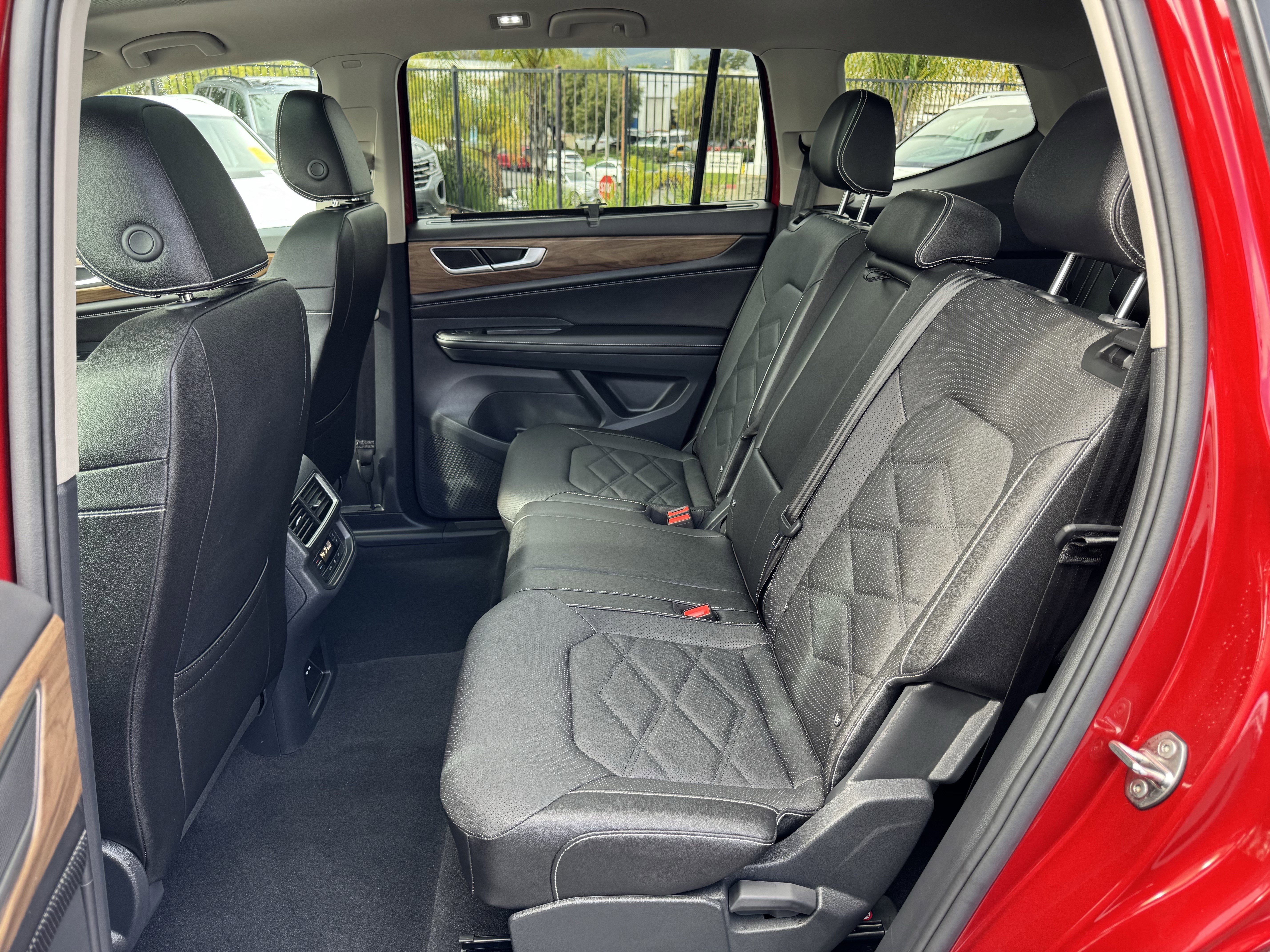 Used 2025 Volkswagen Atlas SE image 35