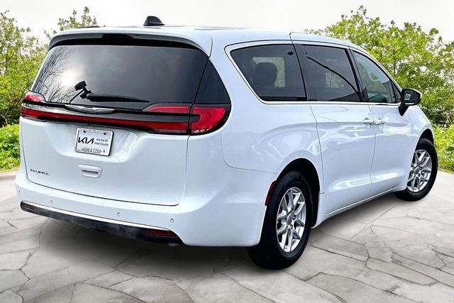 Used 2023 Chrysler Pacifica Touring-L FWD image 2