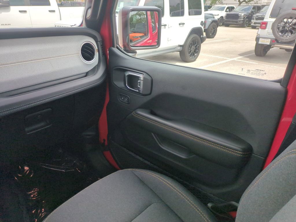 Used 2025 Jeep Wrangler Unlimited Sahara AWD/4WD image 18