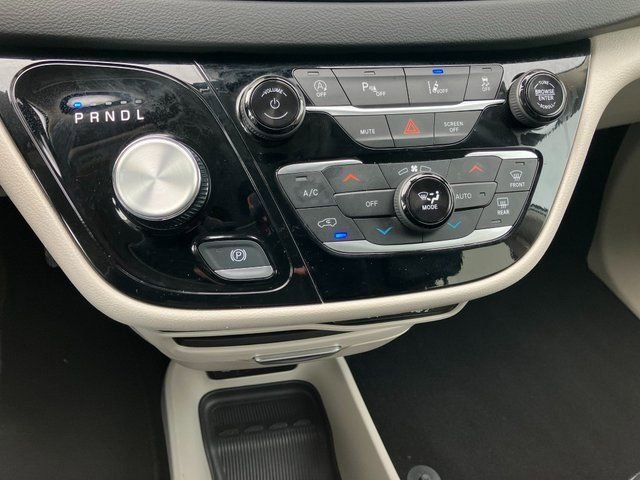 Used 2024 Chrysler Pacifica Touring-L image 10
