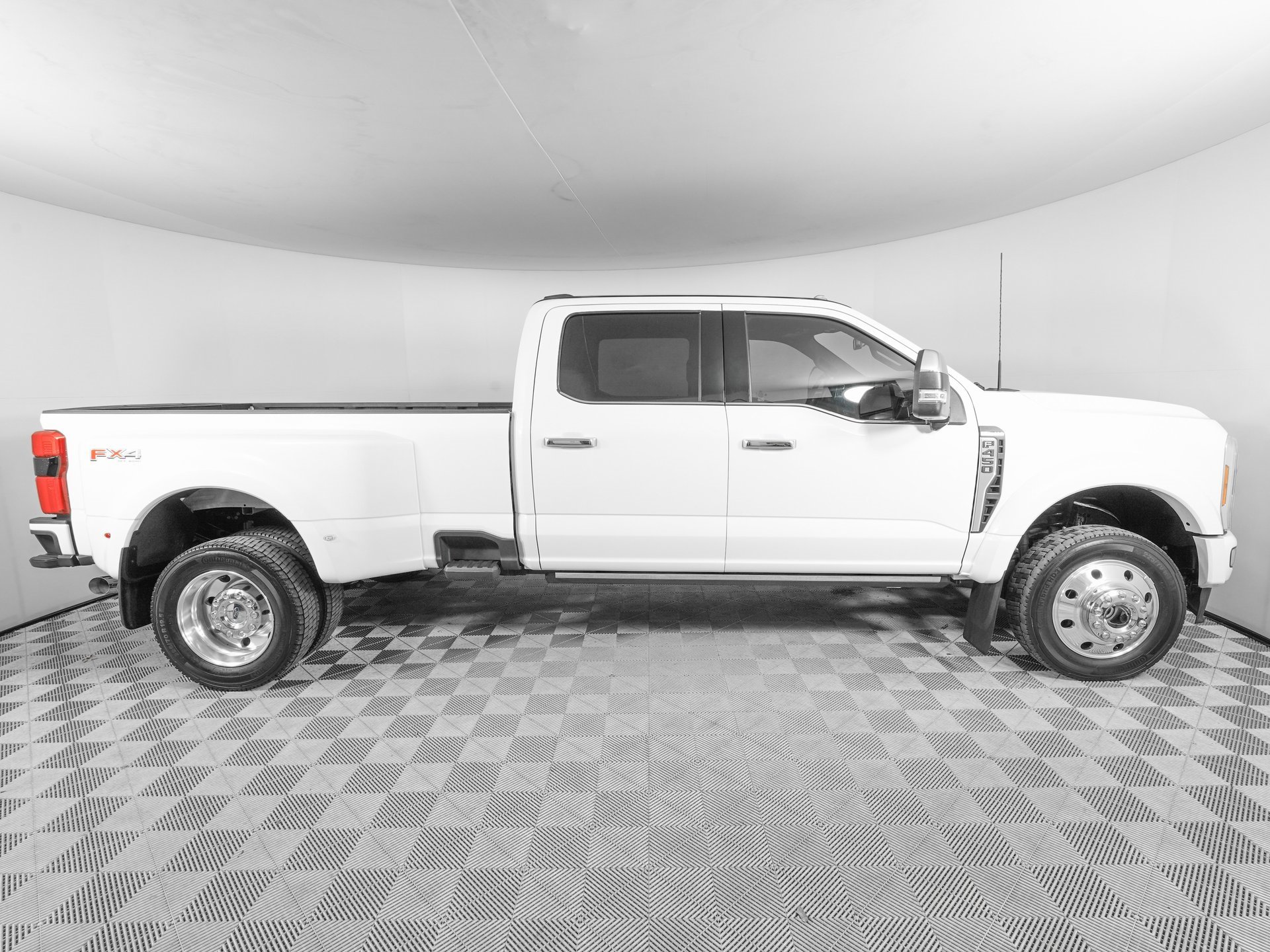 Used 2023 Ford F450 Platinum w/ FX4 Off-Road Package image 4