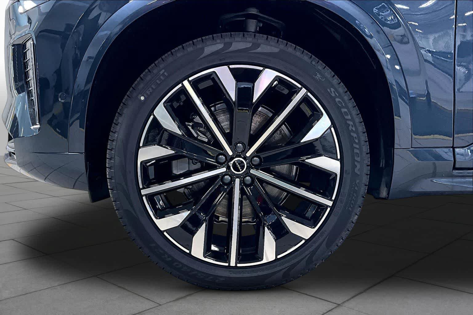 New 2026 Volvo XC90 B5 Plus w/ Protection Package Premier AWD/4WD image 16