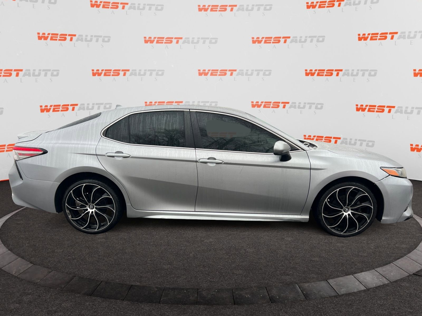 Used 2019 Toyota Camry SE FWD image 6
