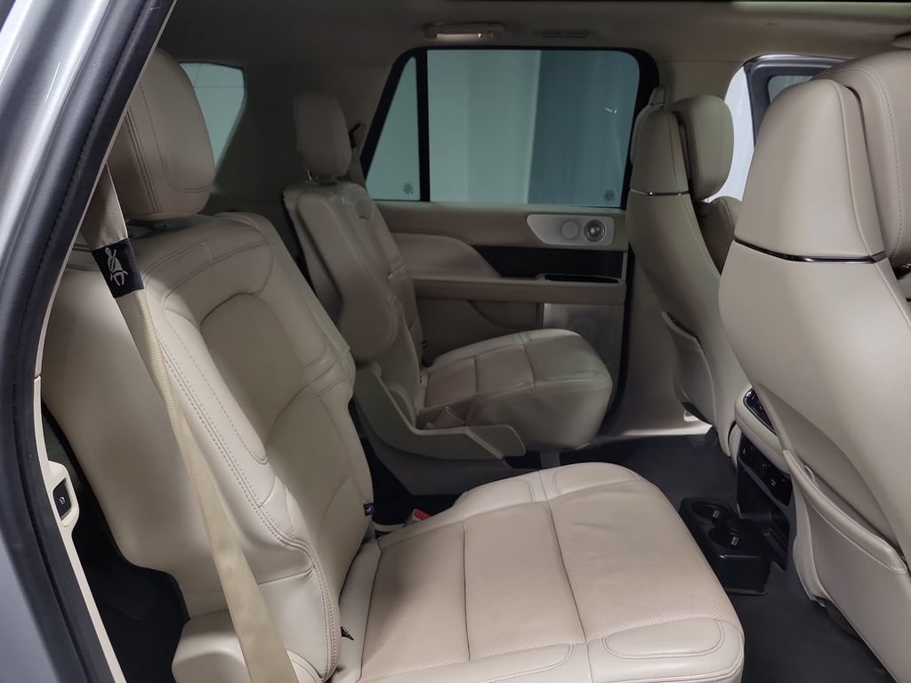 Used 2020 Lincoln Navigator Reserve w/ Luxury Package RWD image 23