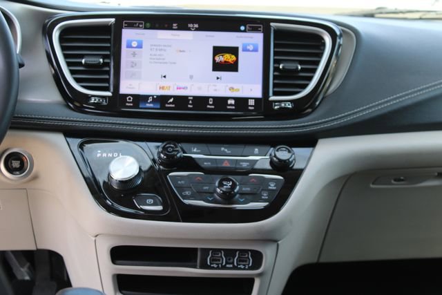 Used 2024 Chrysler Pacifica Limited FWD image 17