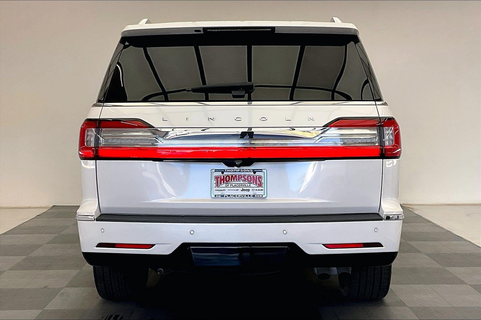 Used 2018 Lincoln Navigator Reserve w/ Technology Package AWD/4WD image 3