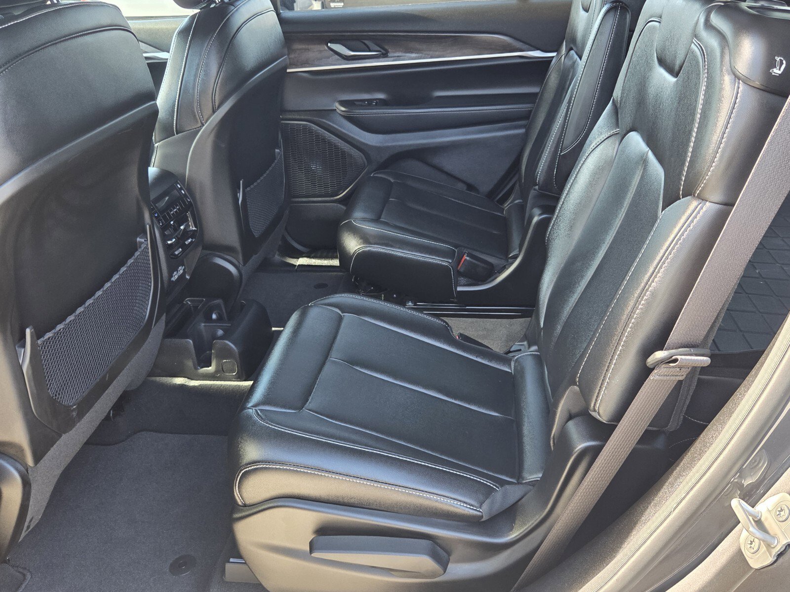 Used 2024 Jeep Grand Cherokee L Limited w/ Black Appearance Package image 5