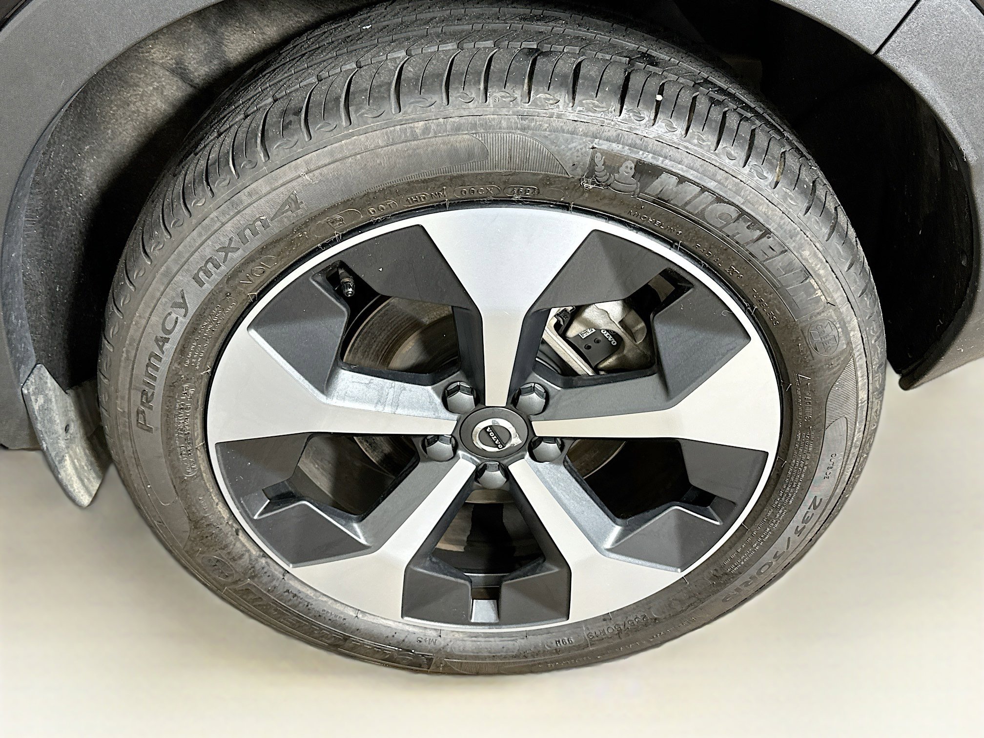 Used 2025 Volvo XC40 B5 Plus image 11