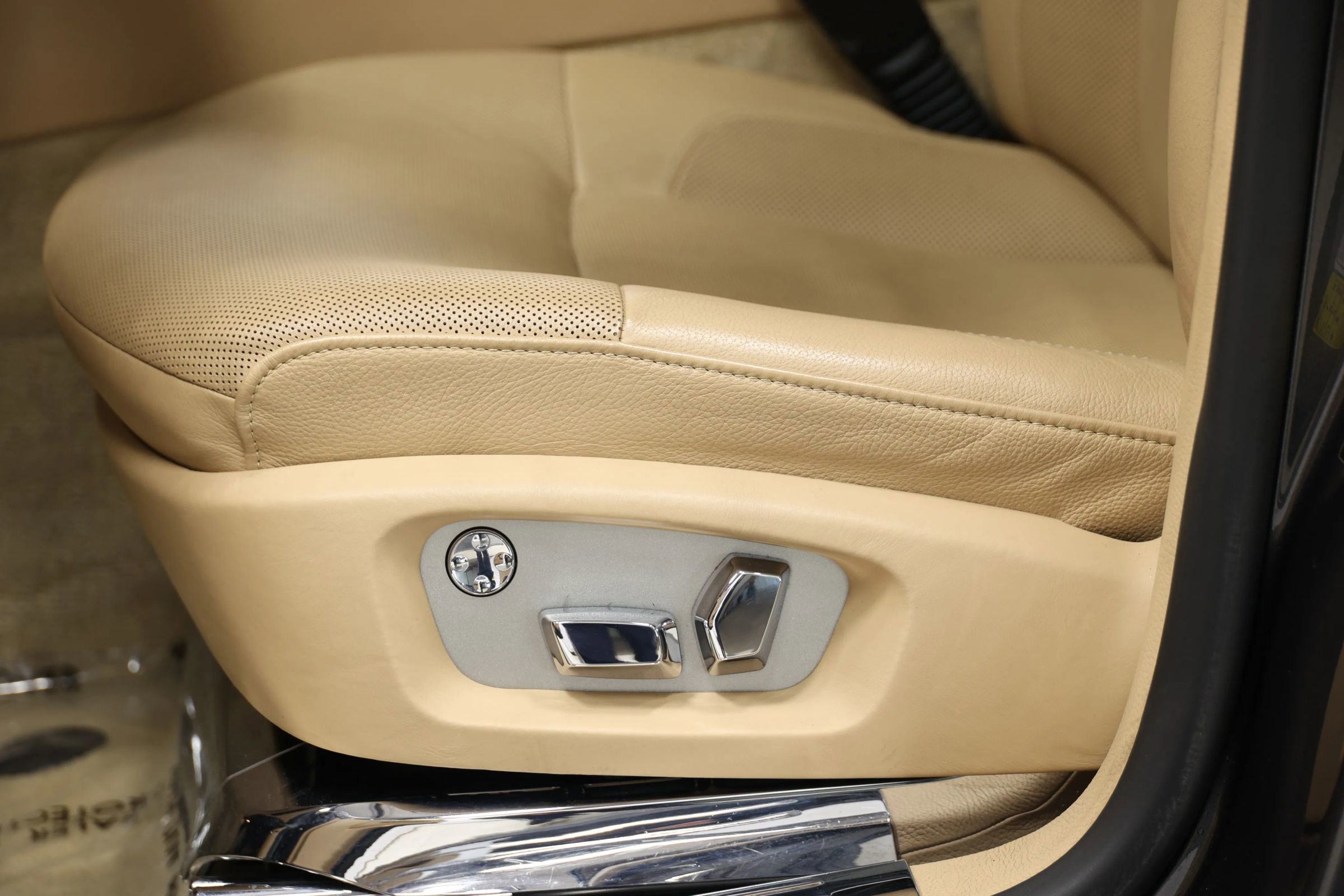 Used 2011 Rolls-Royce Ghost image 16