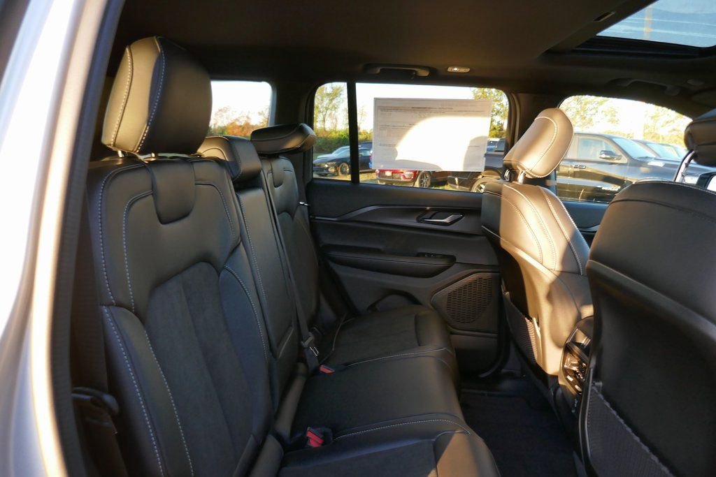 New 2025 Jeep Grand Cherokee Altitude image 11