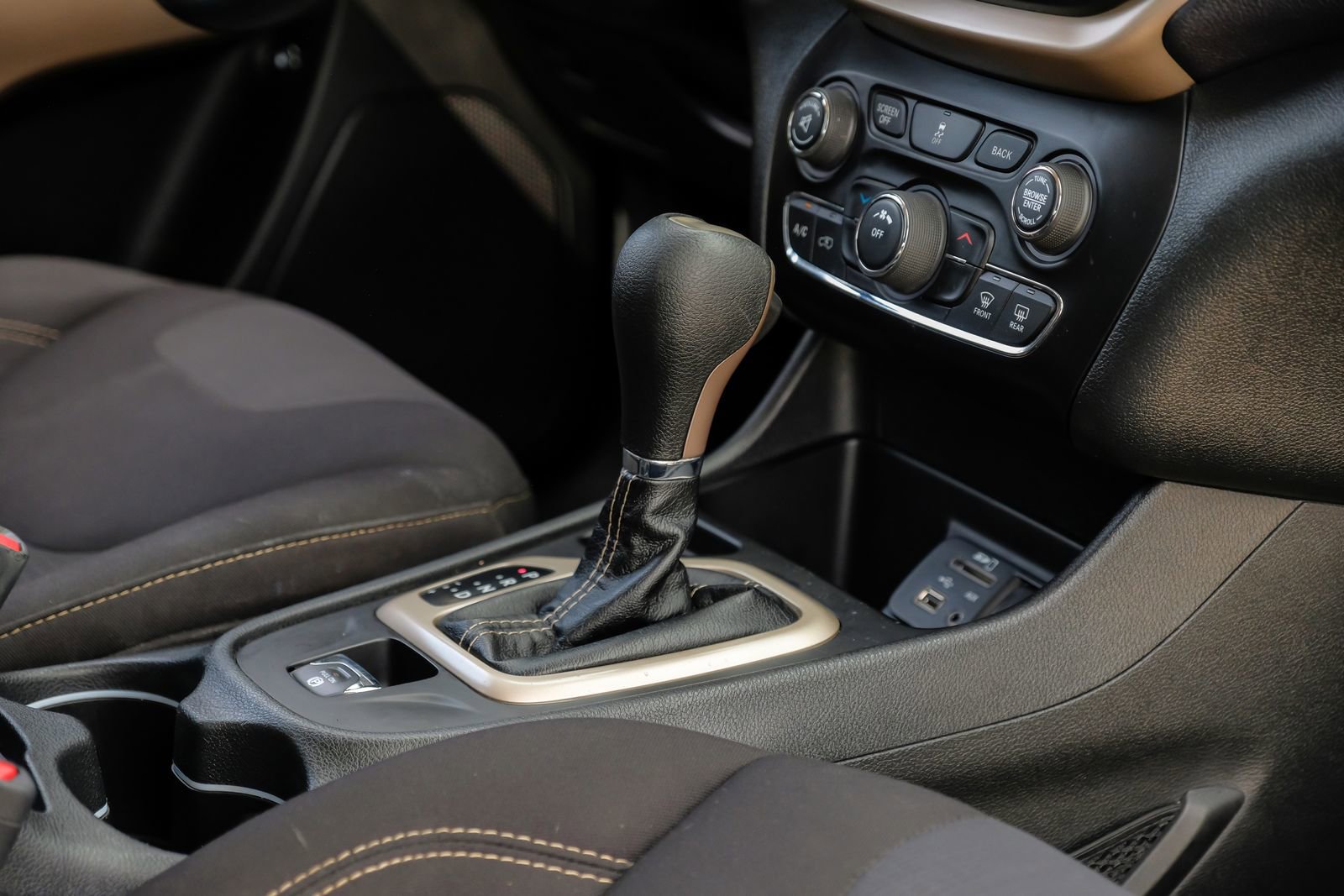 Used 2017 Jeep Cherokee Latitude w/ Safety/Convenience Group image 23