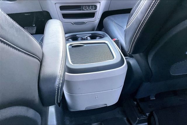 Used 2024 Chrysler Pacifica Touring-L image 10