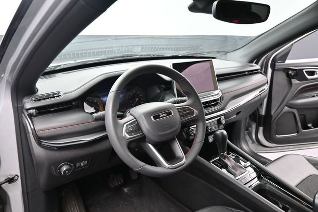 Used 2025 Jeep Compass Trailhawk AWD/4WD image 17