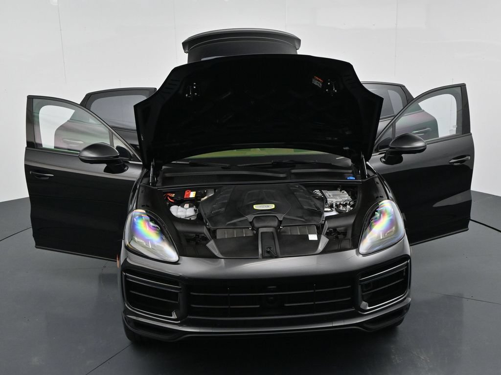 Certified 2023 Porsche Cayenne Turbo S AWD/4WD image 28