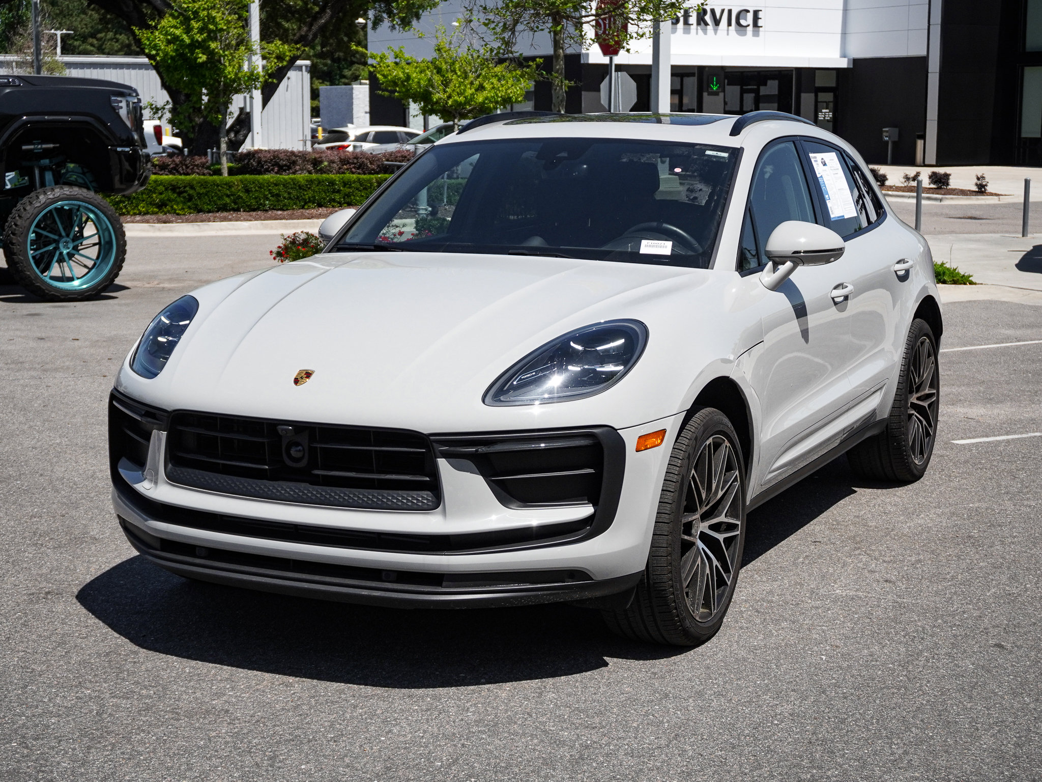 Used 2025 Porsche Macan AWD/4WD image 5