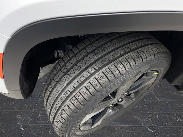 New 2025 Jeep Grand Cherokee Limited w/ Black Appearance Package image 38