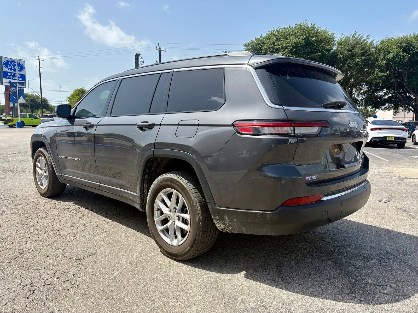 Used 2024 Jeep Grand Cherokee L Laredo RWD image 3