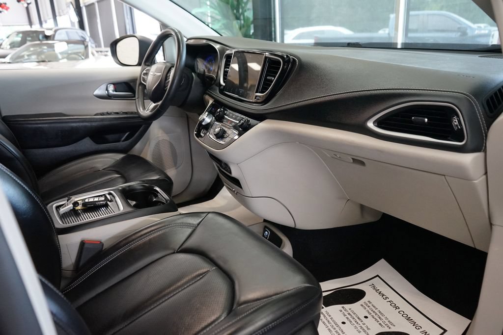 Used 2023 Chrysler Pacifica Touring-L AWD/4WD image 45
