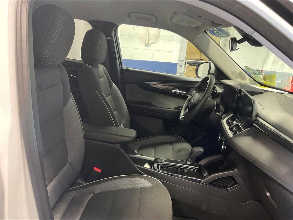Used 2025 Chevrolet TrailBlazer LT AWD/4WD image 11