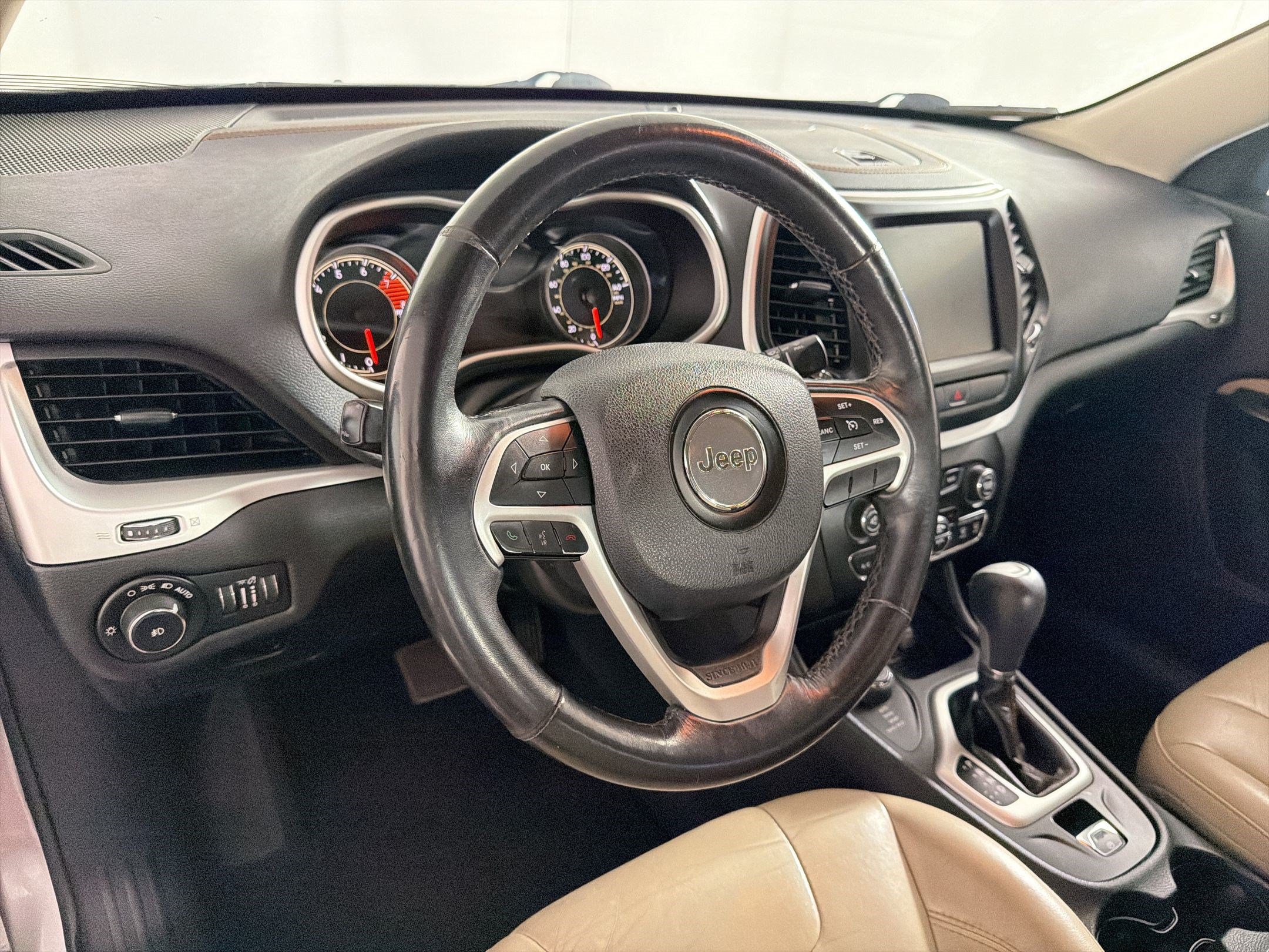 Used 2016 Jeep Cherokee Limited AWD/4WD image 4