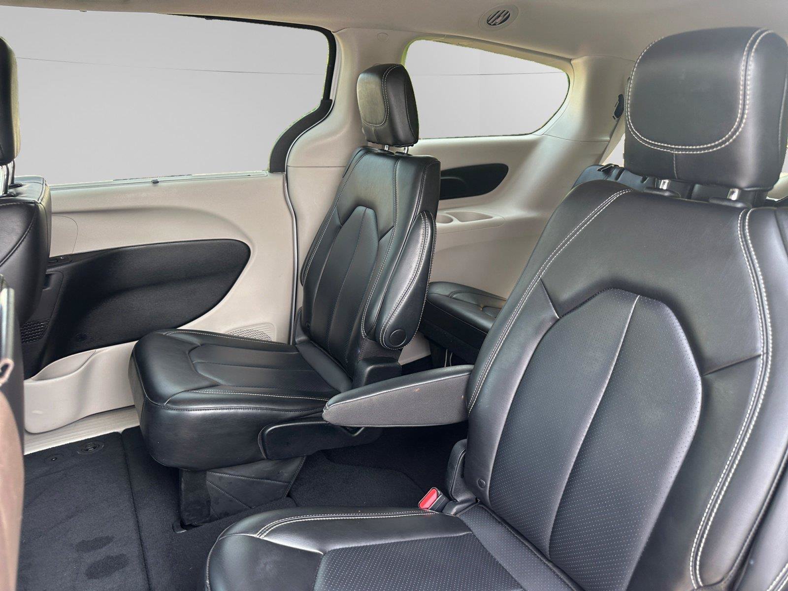 Used 2023 Chrysler Pacifica Touring-L FWD image 12