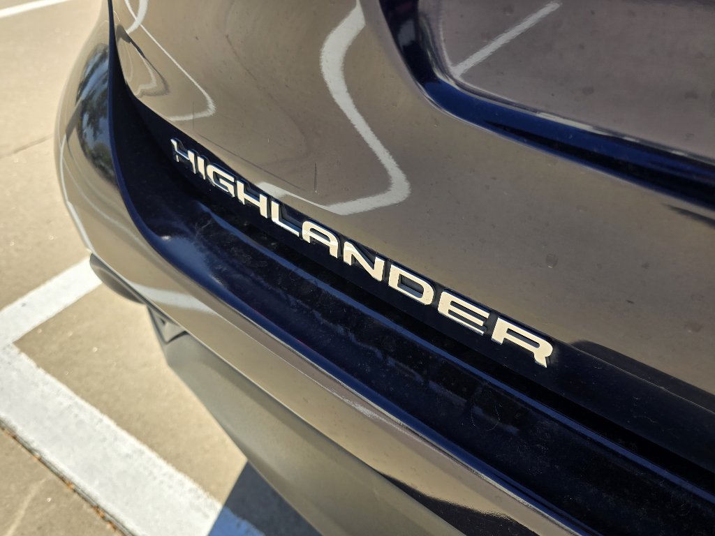 Used 2021 Toyota Highlander XLE AWD/4WD image 10